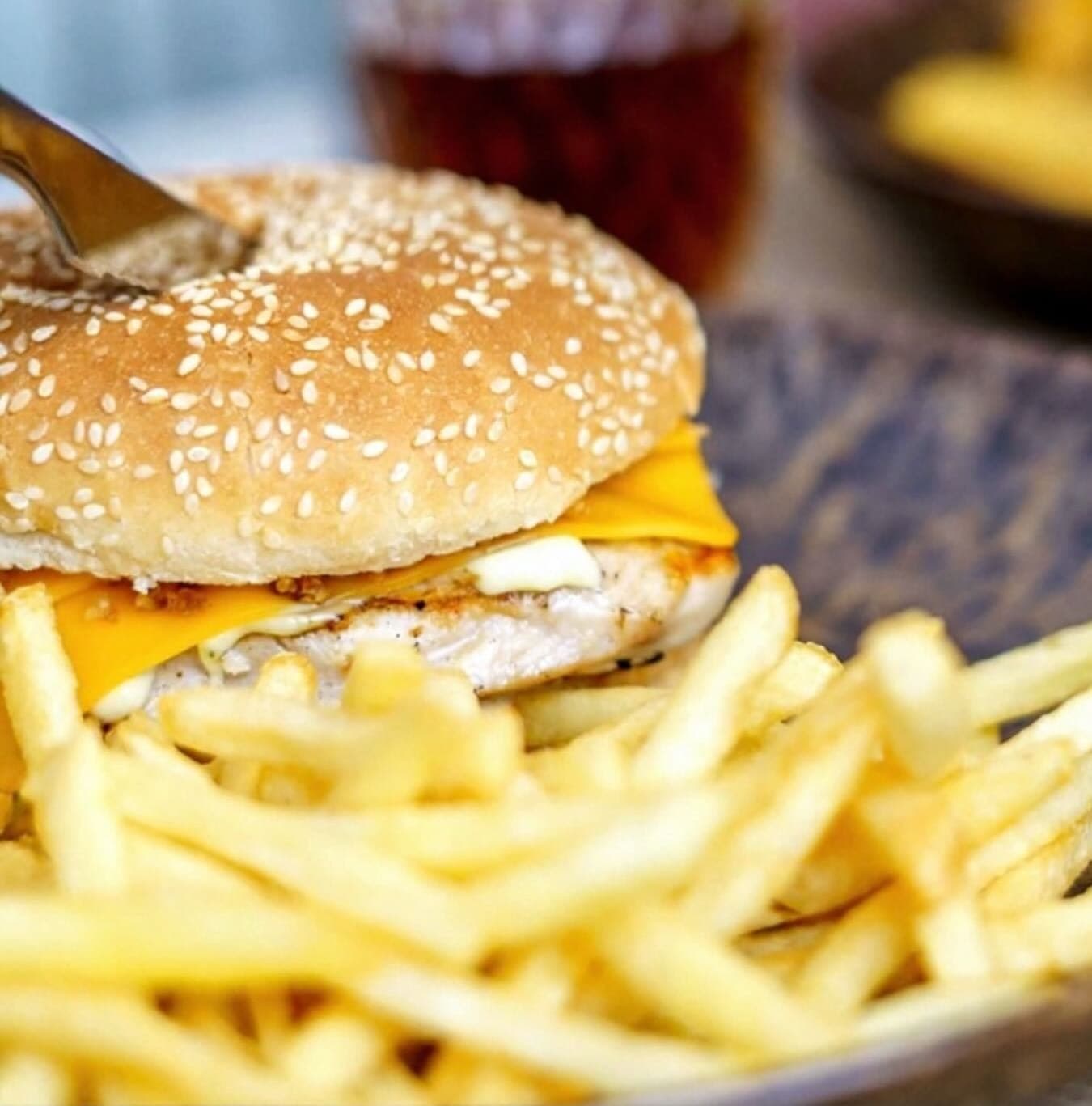 Hambúrguer de frango com batatas fritas do Relax Burguer, pronto a levar