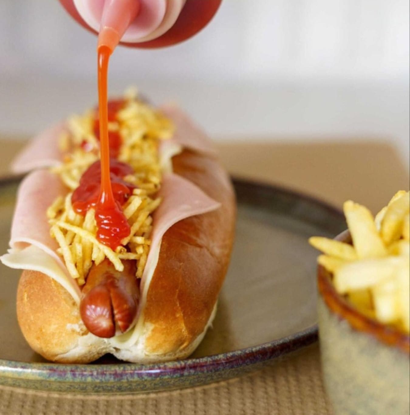 Cachorro do Relax Burguer com palha e ketchup