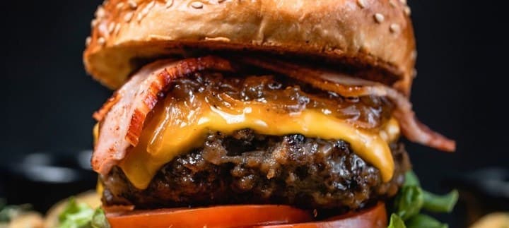 Hambúrguer gourmet do Relax Burguer sobre tábua de madeira