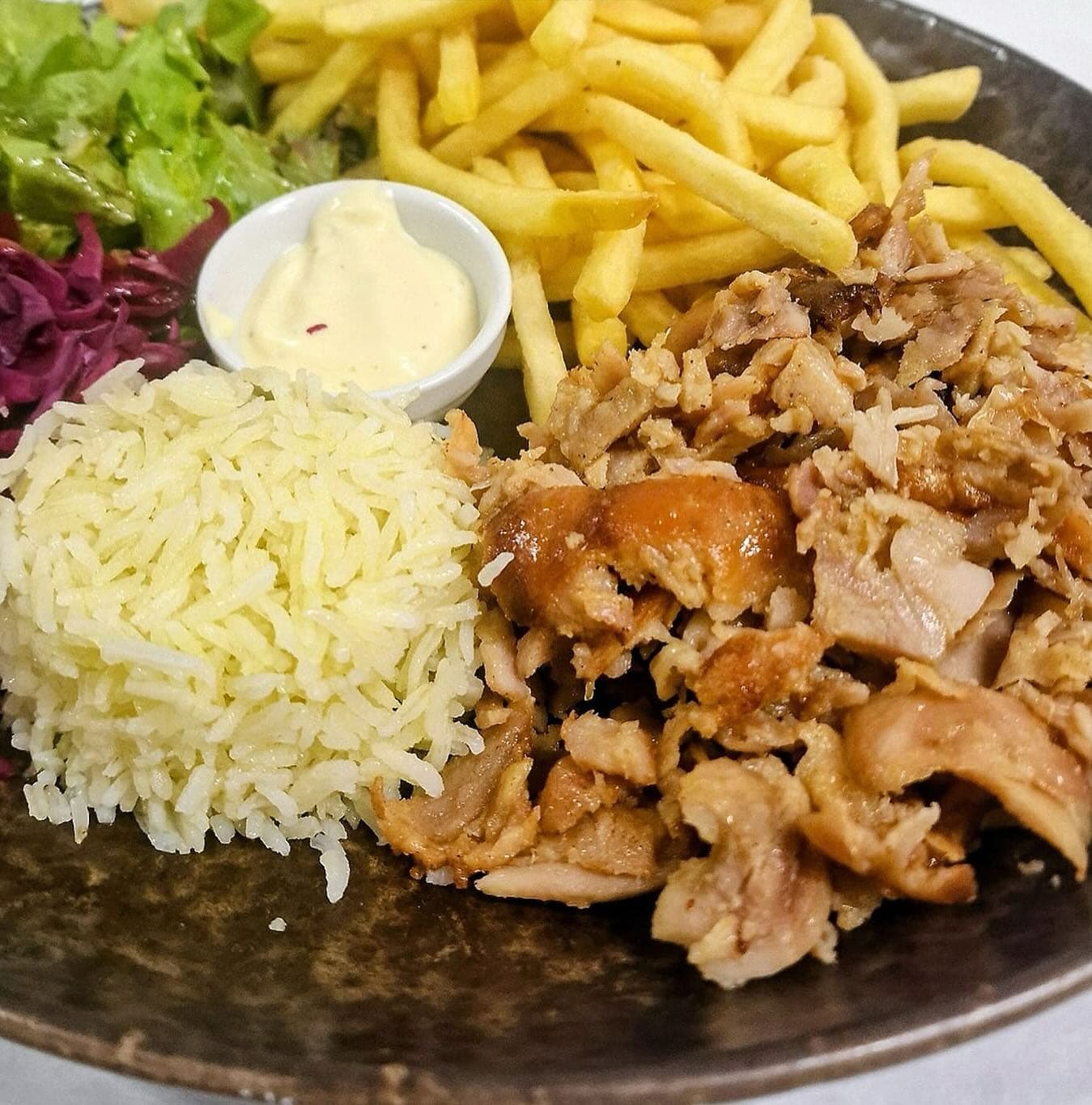 Prato de frango do Relax Burguer com arroz, batatas fritas e salada