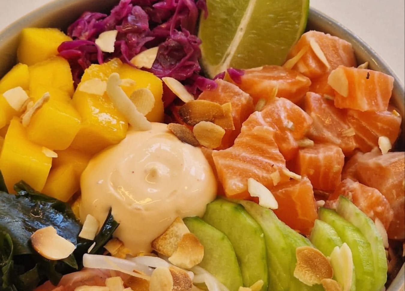 Poke bowl de salmão do Relax Burguer