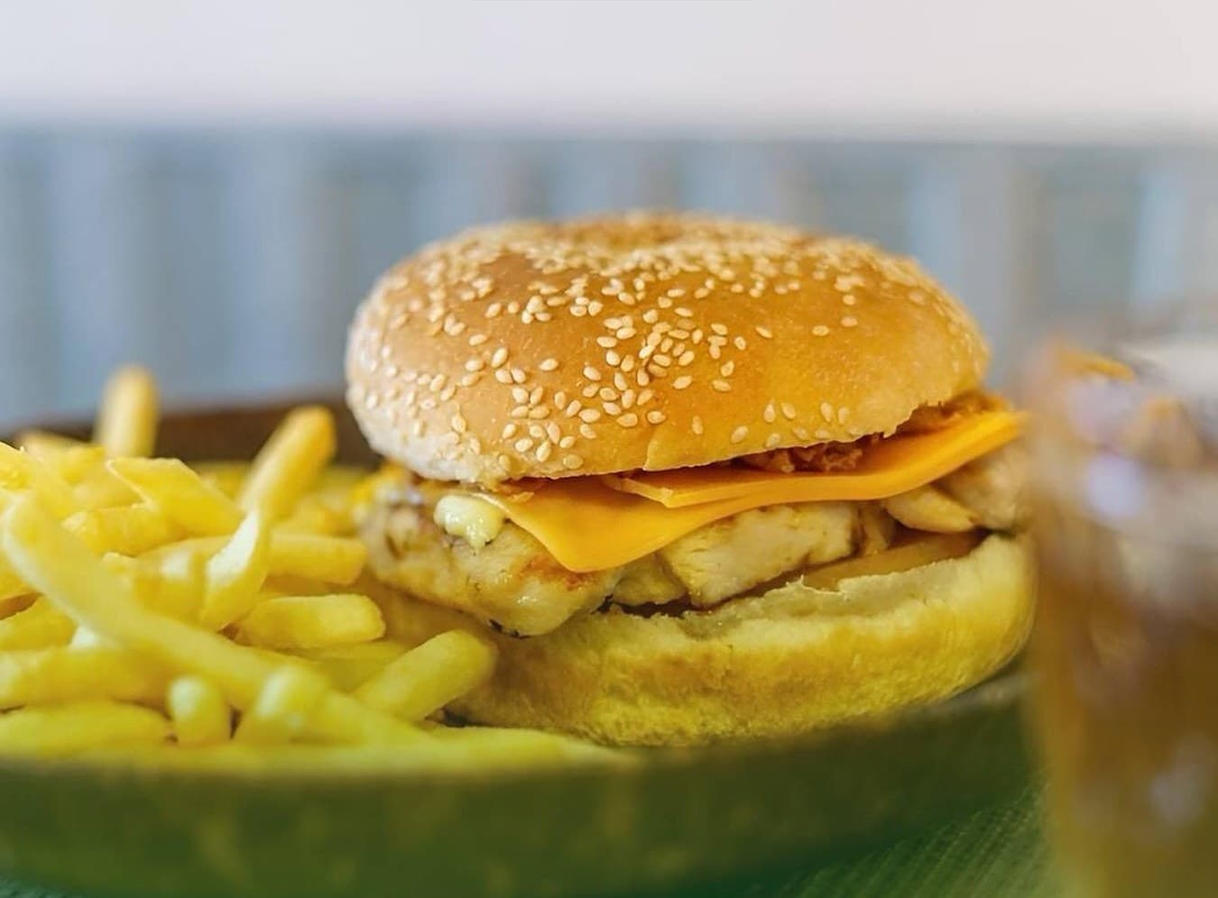 Hambúrguer de frango com queijo e batatas fritas do Relax Burguer
