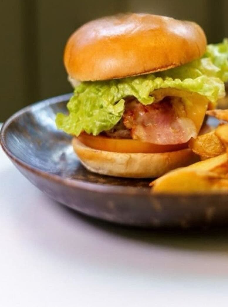 Hambúrguer com bacon e batatas fritas do Relax Burguer