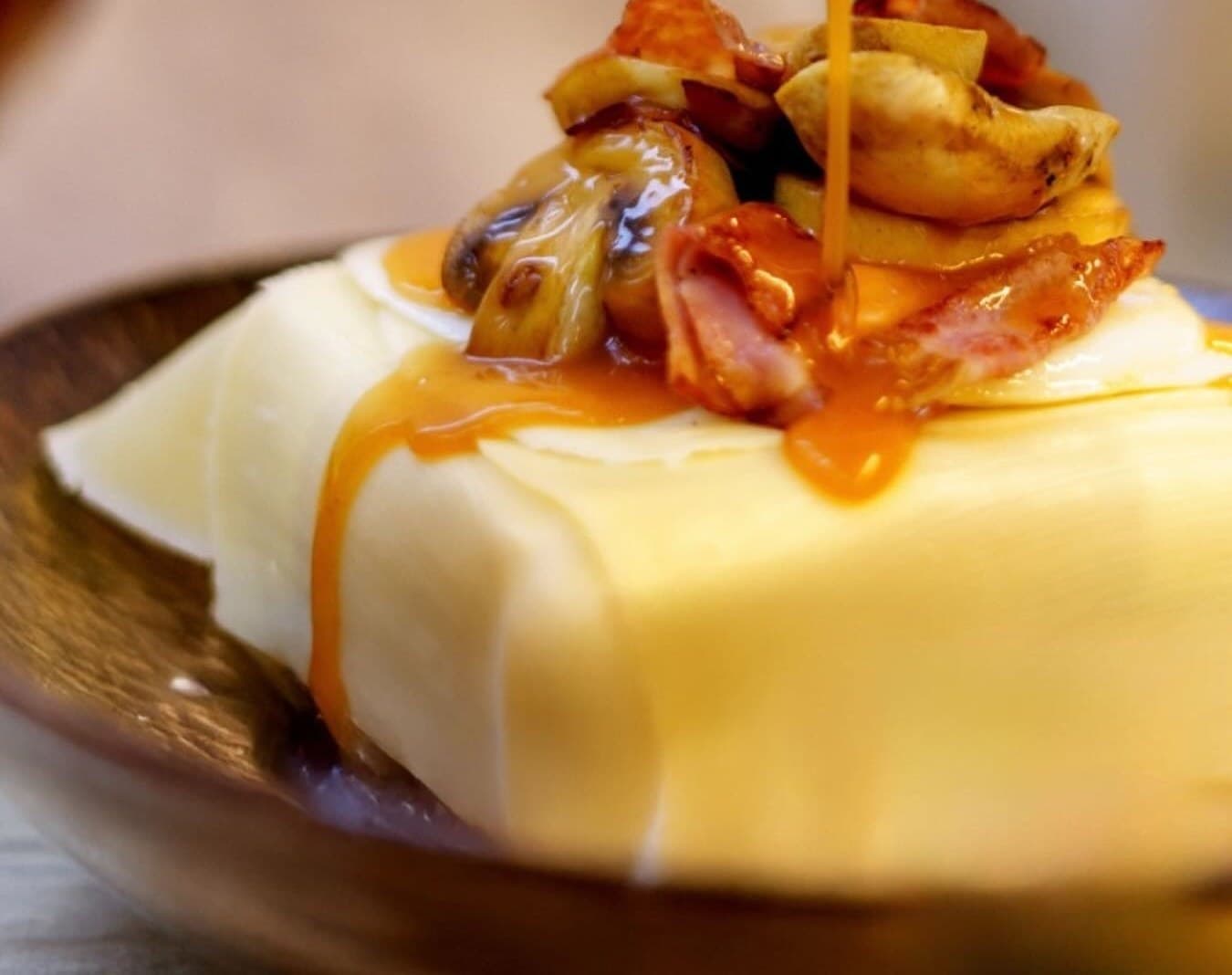 Prato do Relax Burguer com molho, cogumelos e bacon sobre queijo