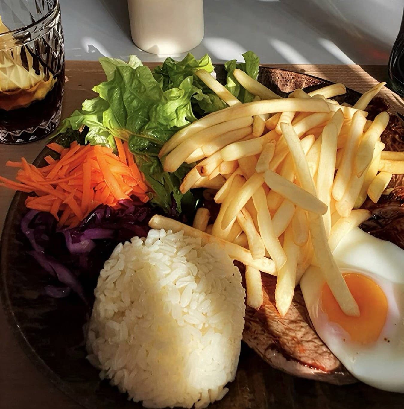 Prato do Relax Burguer com bife, ovo, arroz, batatas fritas e salada