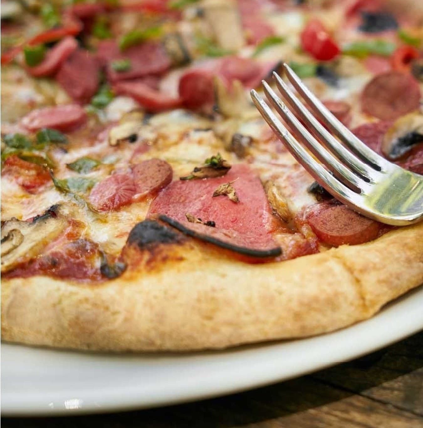 Pizza de pepperoni do Relax Burguer, fatiada