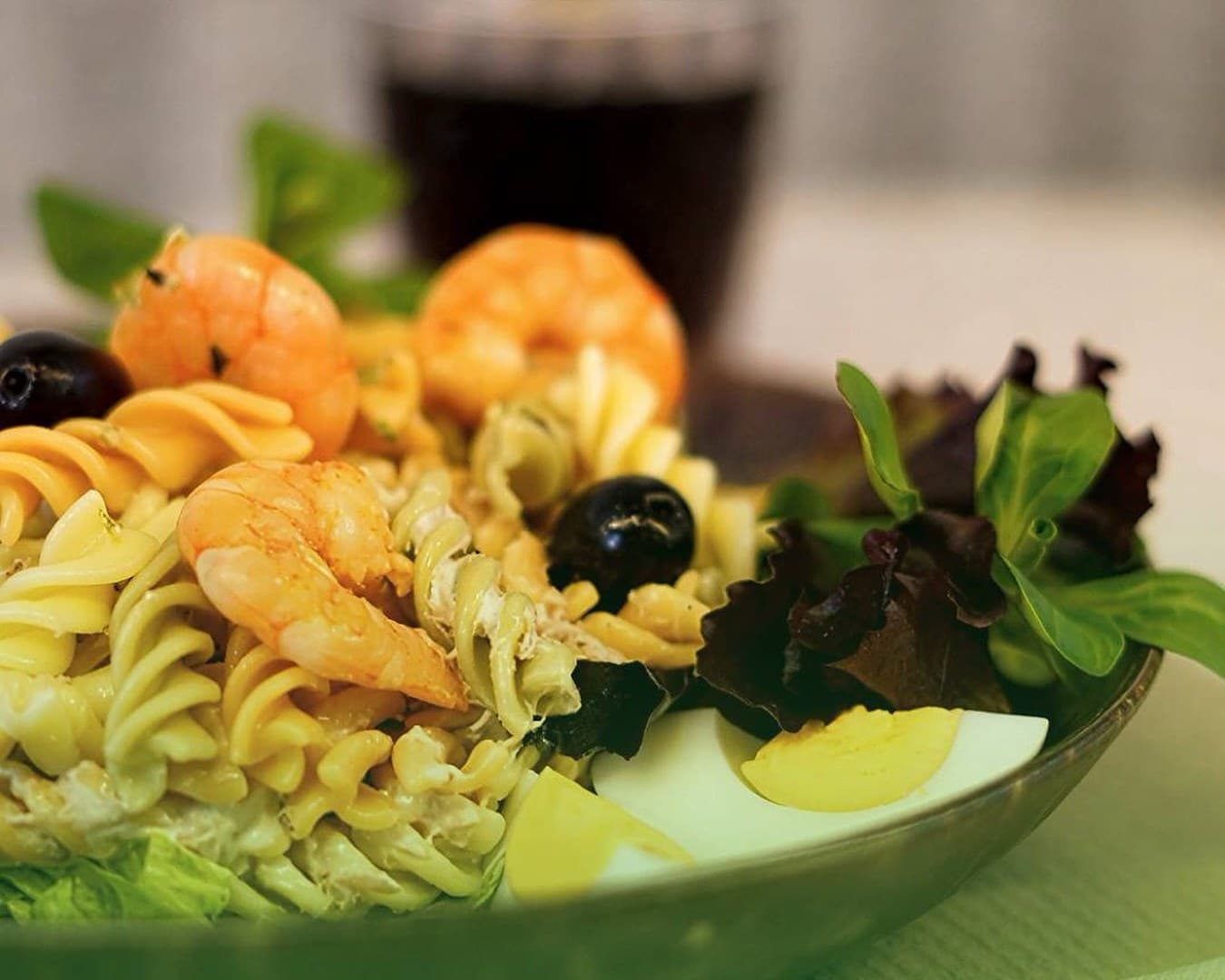 Salada de fusilli com camarão do Relax Burguer